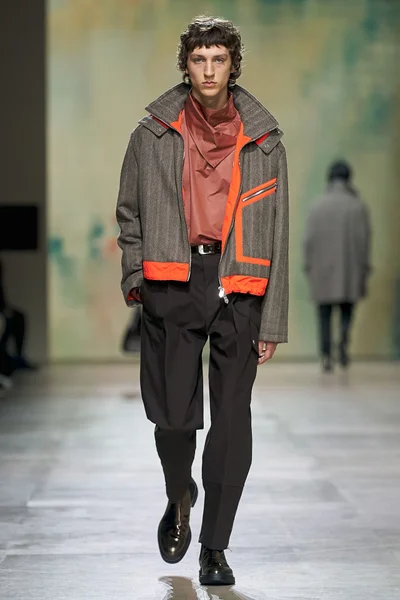 Look 32